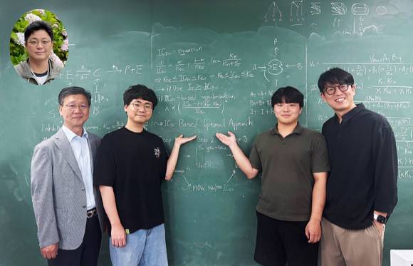 왼쪽부터 김상겸 교수(충남대 약대, 공동 교신저자), 송윤민 박사(IBS 의생명수학그룹(전 KAIST 수리과학과), 공동 제1저자), 장형준 학부생(KAIST, 공동 제1저자), 김재경 교수(KAIST, IBS 의생명수학그룹, 교신저자). [사진=KAIST]