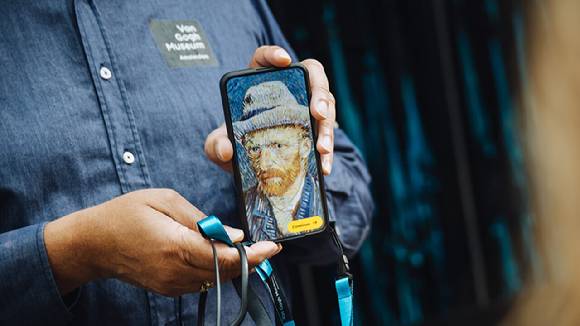 반고흐 미술관의 오디오 가이드 기기로 사용되는 갤럭시 S25+를 사용 중인 모습. [사진=삼성전자]