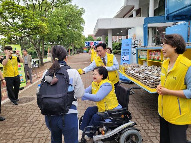 13일 오전, 신성여고 등굣길에서 열린 '든든한 아침, 활기찬 하루' 캠페인 현장. 참가자들이 라이스샌드와 식혜를 나누며 학생들에게 인사를 건네고 있다. (제주농협 제공)