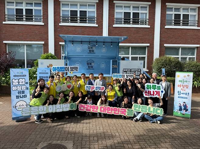 캠페인을 마친 후, 아침을 나눈 사람들이 함께 포즈를 취하고 있다. (제주농협 제공)