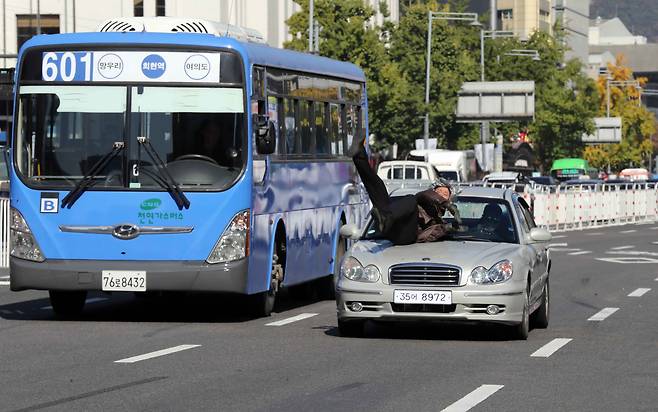 노인 분장을 한 스턴트맨이 무단횡단 교통사고를 재연하고 있다. 중앙일보