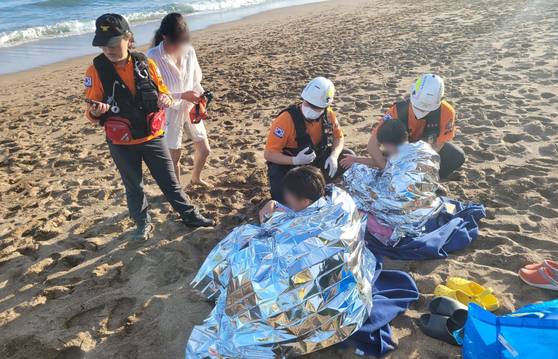 14일 제주 중문색달해수욕장에서 구조된 미국 청소년들. 사진 제주도소방안전본부