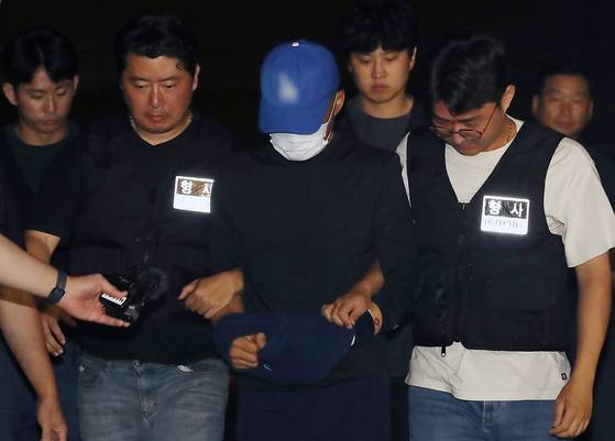 대구에서 스토킹 해오던 여성을 살해한 피의자 A씨가 15일 오전 대구성서경찰서로 압송되고 있다.  A씨는 지난 10일 오전 3시30분쯤 대구 달서구 장기동의 한 아파트 외벽 가스배관을 타고 50대 여성 B씨 집에 침입해 살해한 뒤 도주했다가 나흘만인 14일 오후 10시45분쯤 세종시 조치원읍에서 경찰에 체포됐다. 뉴스1