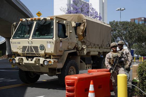 도널드 트럼프 행정부의 불법 이민자 단속 반발 시위에 투입된 미국 해병대 모습. EPA=연합누스