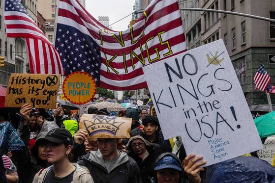 14일(현지시간) 수천 명의 뉴욕 시민들이 미 육군 창설 250주년 기념 군사 퍼레이드 당일 도널드 트럼프 대통령에 반대하는 시위를 벌이고 있다. AFP=연합뉴스