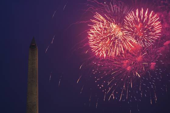 14일(현지시간) 미국 워싱턴 DC에서 육군 창설 250주년을 기념하는 퍼레이드 불꽃놀이가 열리고 있다. AP=연합뉴스