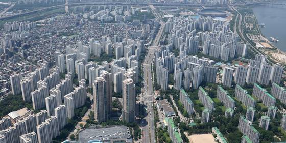 지난달 서울 송파구 서울스카이에서 바라본 아파트 단지 모습. [뉴스1]