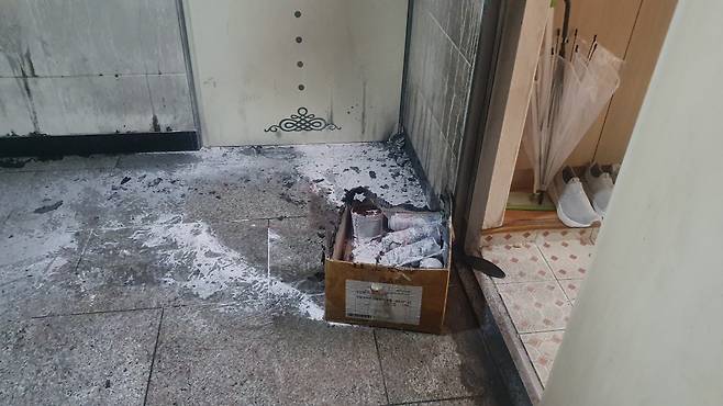 다세대주택의 화재로 탄 박스. 사진 충북도소방본부