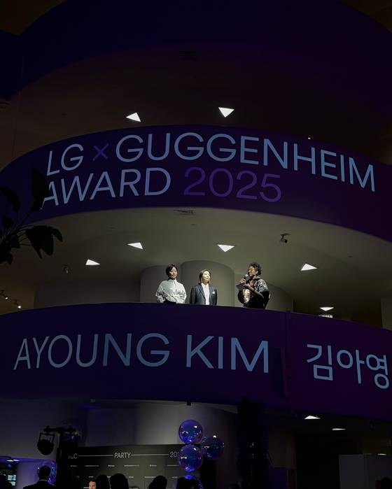 진나달 8일(현지시간) 뉴욕 구겐하임 미술관에서 열린 제3회 LG 구겐하임 어워드 시상식. 왼쪽부터 박설희 LG 브랜드담당 수석, 수상자 김아영, 나오미 벡위스 구겐하임미술관 관장 직무대리. 사진 갤러리현대