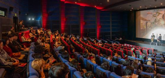 지난달 29일 한국예술종합학교 석관동캠퍼스 케이시네에서 진명현 모더레이터와 한지원 감독이 대화를 나누고 있다. 한 감독은 ″나에게도, 넷플릭스에게도 큰 도전이었다″고 말했다. 이날 GV는 넷플릭스와의 작업 비하인드를 궁금해하는 재학생들의 질문으로 채워졌다. 사진 넷플릭스