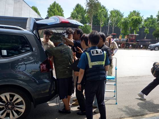 대북 전단 살포를 예고한 납북자가족모임이 15일 집회 준비를 위해 경기 파주시 임진각을 찾았다가 헬륨가스를 소지한 혐의로 경찰에 입건됐다고 밝혔다. 사진은 임진각 방문한 납북자가족모임.연합뉴스