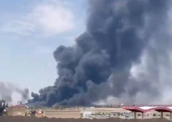 이스라엘이 13일 이란의 핵 시설과 주요 군사 시설에 대해 선제 타격을 단행했다. 이번 공습으로 모하마드 호세인 바게리 참모총장과 호세인 살라미 이란혁명수비대 총사령관이 사망했다. 사진은 이란 북부 타브리즈 공항 근처 군사시설에서 연기가 피어오르는 모습. [로이터=연합뉴스]