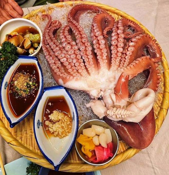 잘 삶아진 문어는 술안주로도 훌륭하다. 물론 값이 좀 나갈 뿐.