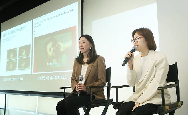 왼쪽부터 유니스 킴 넷플릭스 최고 프로덕트 책임자(CPO)과 이강이 넷플릭스 한국 프로덕트 부문 디렉터가 13일 서울 종로구 넷플리스 한국 오피스에서 열린 TV UI 개편 설명회에서 발언하고 있다. 사진=넷플릭스