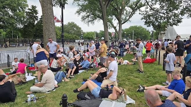 열병식이 열린 14일 워싱턴DC 내셔널몰 일대에서 관람객들이 퍼레이드를 기다리고 있다. / 워싱턴=이상은 특파원