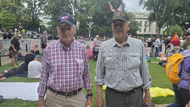 참전용사인 더글러스 거카(오른쪽)와 헬리 더튼(왼쪽) 씨는 트럼프 대통령의 정책을 지지한다고 말했다. / 워싱턴=이상은 특파원