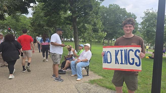 워싱턴에서 금융업에 종사하는 피터(22) 씨가 열병식 장소에서 '노 킹스' 팻말을 들어보이고 있다. / 워싱턴=이상은 특파원