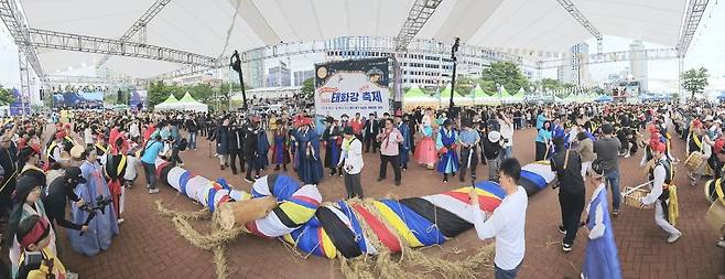 축제의 백미로 꼽히는 큰줄다리기 '마두희'가 지난 14일 오후 4시부터 6시까지 태화강체육공원에서 펼쳐졌다. 주민 4천 명은 각 동(洞)의 특색을 살린 복장을 하고서 동군과 서군으로 나뉘어 줄을 당기며 단결과 화합을 다졌다. 울산 중구 제공