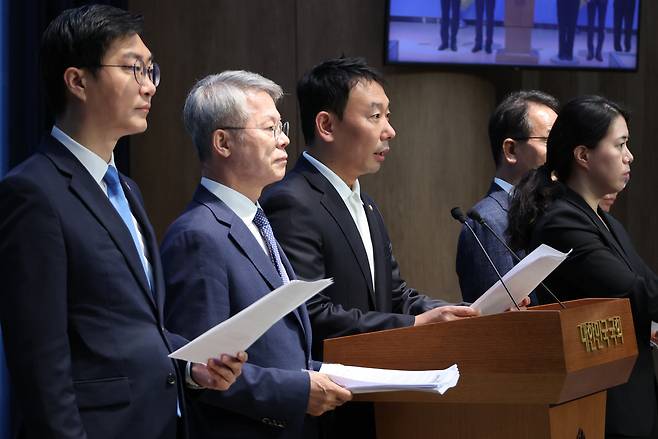 더불어민주당 장경태·민형배·김용민 의원(왼쪽부터) 등이 지난 6월 11일 국회 소통관에서 검찰청법 폐지법안, 공소청 신설법안 등에 대해 설명하고 있다. 연합뉴스