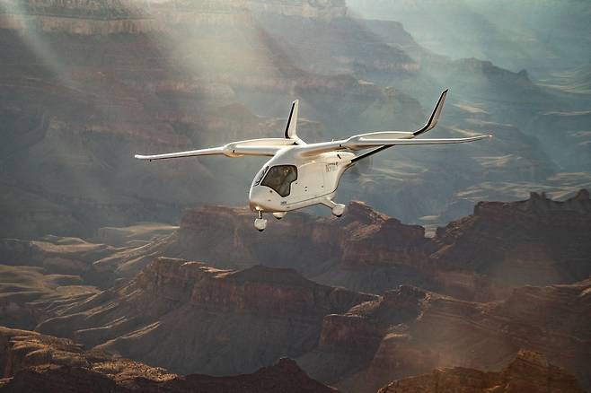 전기 비행기 ‘알리아 CX300’이 하늘을 날고 있다. 베타 테크놀로지스 제공