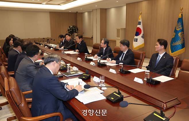 이재명 대통령이 지난 9일 오전 서울 용산 대통령실에서 열린 2차 비상경제점검 태스크포스(TF) 회의에서 모두발언을 하고 있다. 대통령실사진기자단