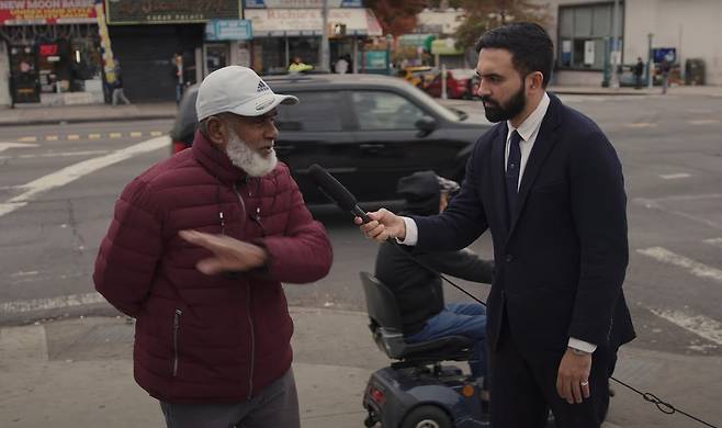 조란 맘다니(오른쪽)가 2024년 11월 15일 뉴욕 거리에서 ‘왜 트럼프를 지지했는가’를 두고 시민들과 인터뷰하고 있다. 출처 : Zohran Mamdani for NYC