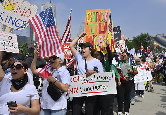 미국 로스앤젤레스(LA) 시청 청사 앞에서 도널드 트럼프 대통령에 반대하는 ‘노 킹스’(No Kings) 시위가 열리고 있다. UPI연합뉴스
