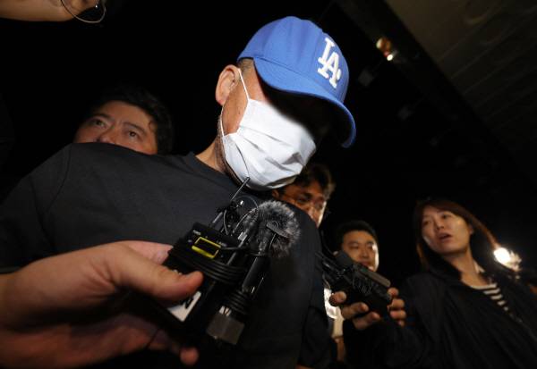 대구에서 신변보호 여성을 살해하고 도주한 피의자가 범행 나흘 만에 세종시 조치원읍에서 경찰에 붙잡혀 15일 대구 성서경찰서로 들어서고 있다. 연합뉴스