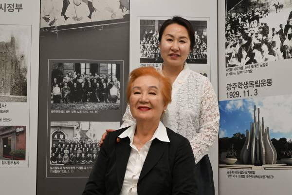 심옥주 (사)한국여성독립운동연구원장이 26일 서울 여의도 광복회관에서 제인윤 재단 윤행자 이사장과 포즈를 취했다.  윤 이사장은 윤광빈 애국지사의 딸이다.  김정록 기자