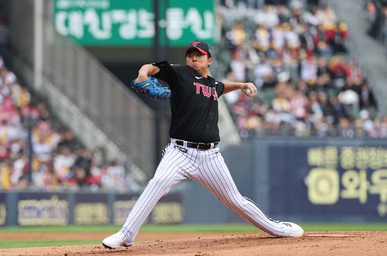 LG Twins pitcher Song Seung-ki pitches during a KBO game against the Doosan Bears at Jamsil Baseball Stadium in southern Seoul on May 5. [YONHAP]