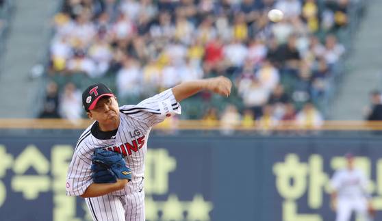 LG Twins pitcher Song Seung-ki pitches during a KBO game against the Kiwoom Heroes at Jamsil Baseball Stadium in southern Seoul on May 14. [NEWS1]