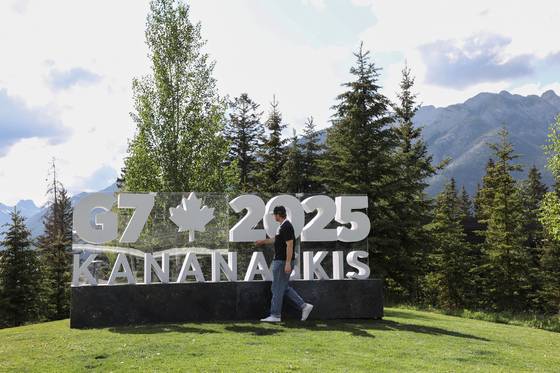 A worker prepares a sign ahead of the G7 summit at a satellite location in Banff, Alberta, Canada, June 14. [REUTERS/YONHAP]