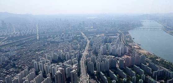 Apartment complexes in Songpa District, as seen from Seoul Sky observatory in May. [NEWS1]