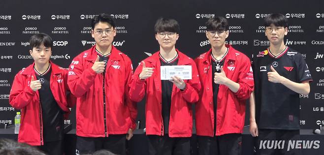 T1 선수단이 15일 부산 사직실내체육관에서 열린 ‘2025 LCK 로드 투 MSI’ 최종전 한화생명과 경기가 끝난 뒤 기념 사진을 촬영하고 있다. 김영건 기자
