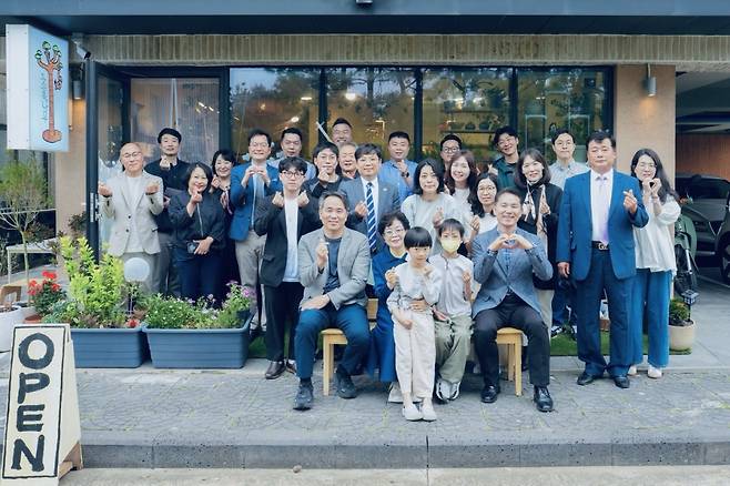 지난 5월말 열린 초록나무 2주년 기념식 단체 사진. 병원 옆 쉼터 사업을 응원하는 '초록나무 가족들'이 제주에서 열린 행사에 참석했다. 초록나무 제공