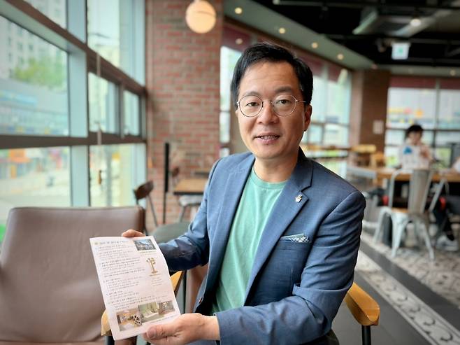 초록나무 김의선 대표가 13일 서울 은평구의 한 카페에서 공익법인 설립 과정 등을 설명하고 있다. 신은정 기자