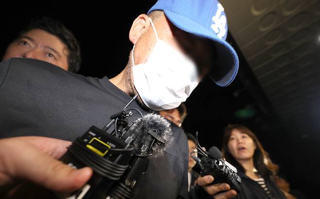 대구에서 신변보호 여성을 살해하고 도주한 피의자가 범행 나흘 만에 세종시 조치원읍에서 경찰에 붙잡혀 15일 대구 성서경찰서로 들어서고 있다. 연합뉴스