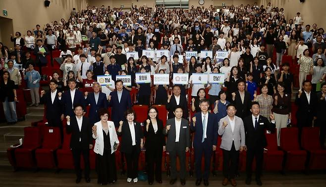 문형배_전_헌법재판관_토크콘서트_후_기념사진. 전남교육청 제공