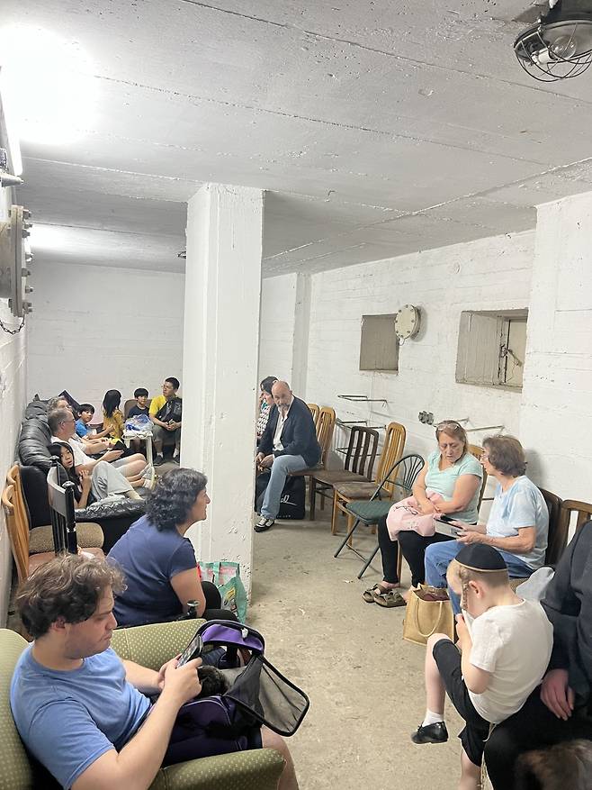 이란과 이스라엘의 무력 충돌이 발생하면서 현지인들이 14일(현지시간) 방공호로 대피하고 있는 모습. 서영주 목사 제공