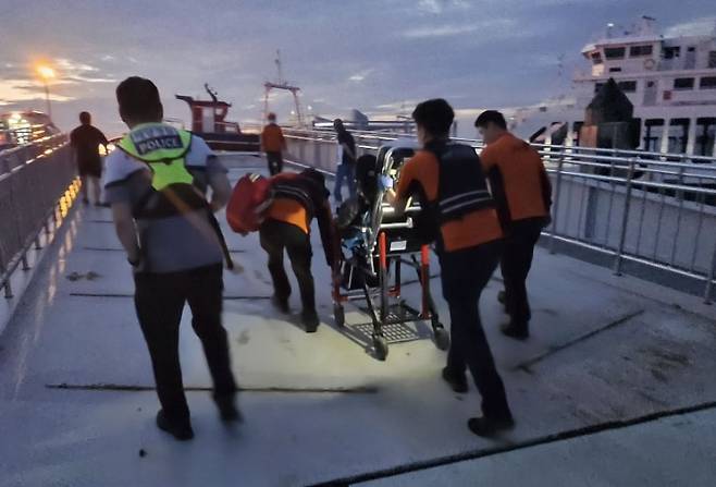 해겅이 바다로 추락한 30대 여성을 구조했다. 여수해경 제공