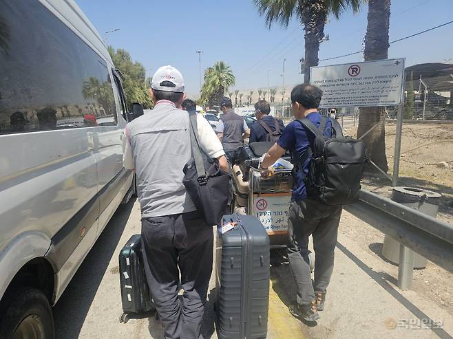 이스라엘 교민들이 15일(현지시간) 오후 2시쯤 벧산국경을 도보로 넘어 요르단으로 향하고 있다. 이강근 이스라엘 한인회 회장 제공