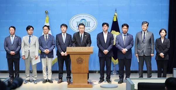 더불어민주당 김병기 신임 원내대표가 15일 서울 여의도 국회 소통관에서 원내대표단 인선을 발표하고 있다. 연합뉴스