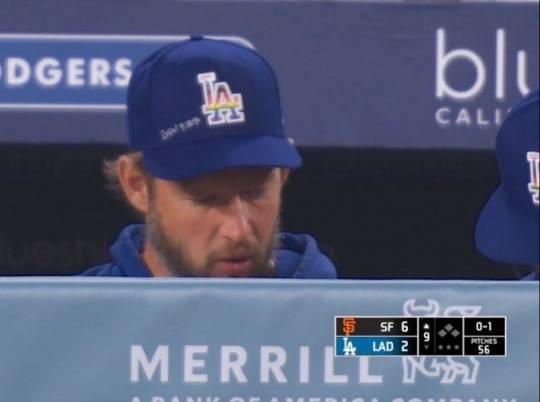 커쇼가 무지개 색 배경이 있는 다저스 모자를 썼다. [TV 화면 캡처]