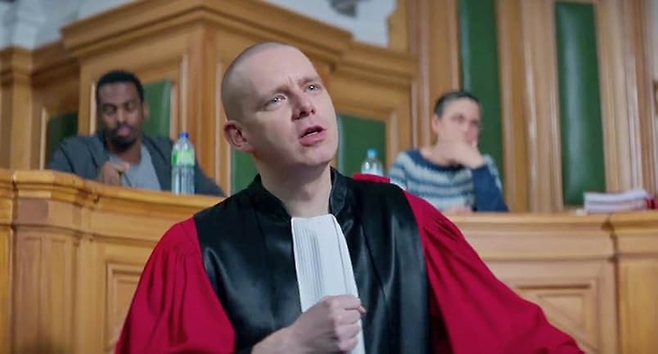 검사는 산드라가 남편을 죽였을 것이라 확신한다. 그는 산드라가 모욕적이라고 느낄 만큼 궁지로 몰아간다. [출처=IMDb]