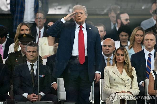 도널드 트럼프 미국 대통령이 14일(현지시간) 워싱턴DC에서 열린 미 육군 창설 250주년 기념 열병식에서 행진하는 군사들의 경례를 받고 있다. [연합뉴스]