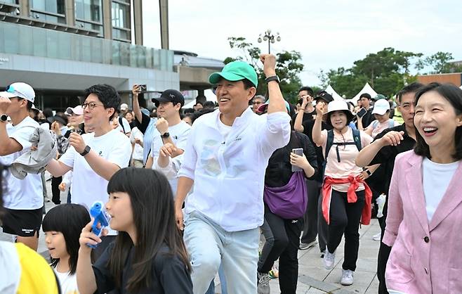 14일 손목닥터9988 200만 돌파 남산 걷기&기부 챌린지에서 오세훈 서울시장이 참가자들과 함께 몸을 풀고 있다. <사진제공=서울시>