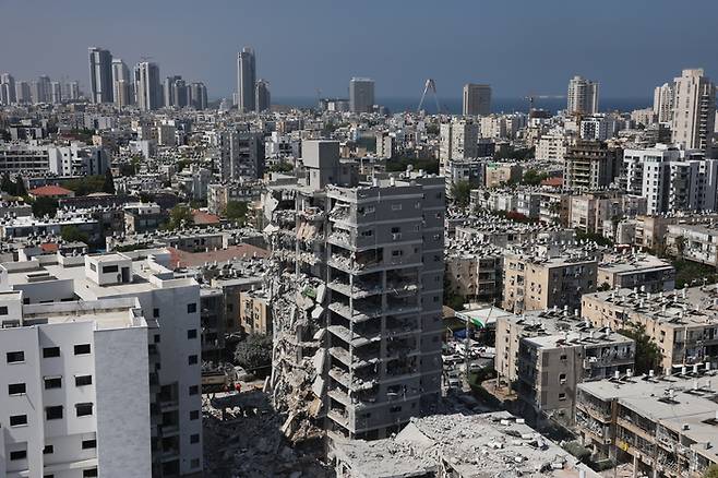 2025년 6월 15일, 이란의 탄도미사일이 이스라엘 중부 바트얌(Bat Yam)을 강타한 뒤 파괴된 주거 건물들의 모습. 이란은 이스라엘이 이란 목표물을 공습한 것에 대한 보복으로 밤사이 대규모 탄도미사일 공격을 감행했다. [사진 = EPA 연합뉴스]