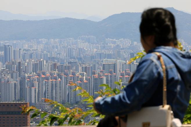 서울 아파트값이 19주 연속 상승세를 보인 12일 서울 남산을 찾은 외국인이 도심 아파트단지 등을 바라보고 있다.  [사진 = 뉴스1]