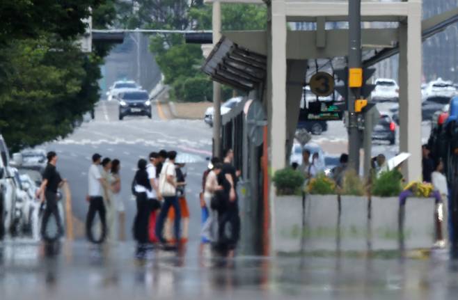 서울 낮 기온이 30도를 웃도는 등 여름 날씨를 보인 15일 서울 영등포구 여의대로 위로 지열에 의한 아지랑이가 피어오르고 있다. 2025.6.15 [사진 = 연합뉴스]