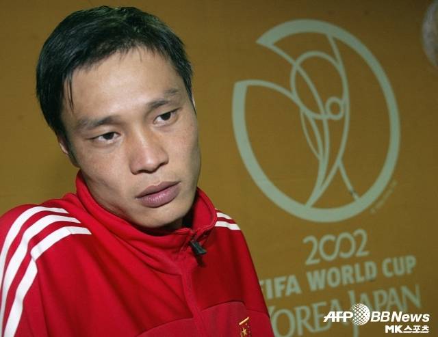 중국 팬들도 화가 단단히 난 상태다. 지난 인도네시아 원정에서 0-1로 패배했을 때는 온라인 커뮤니티에서 ‘이럴 거면 차라리 난퉁을 출전시키자’는 글이 게시됐고 화제가 됐다. 이에 중국 축구 레전드라고 할 수 있는 판즈이가 제대로 긁히면서 이슈는 커졌다. 판즈이는 생방송 도중 커뮤니티 글을 보게 됐고 감정적으로 격앙된 반응을 보였다. 사진=AFPBBNews=News1